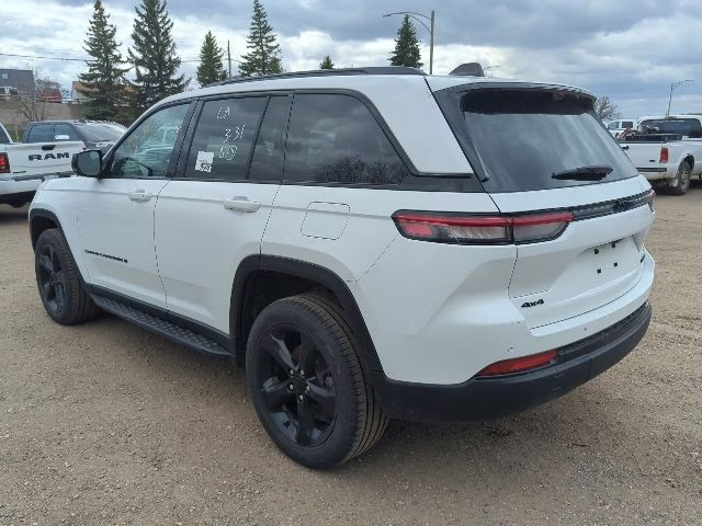 2024 Diamond Black Crystal Pearlcoat Jeep Grand Cherokee Limited 4X4 SUV