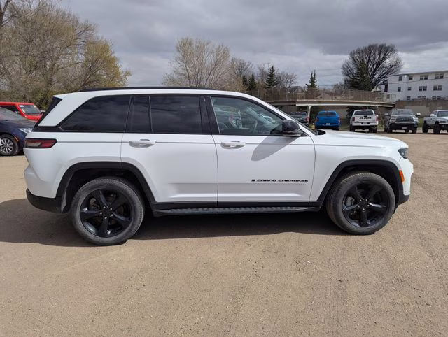 2024 Bright White Clearcoat Jeep Grand Cherokee Limited 4X4 SUV
