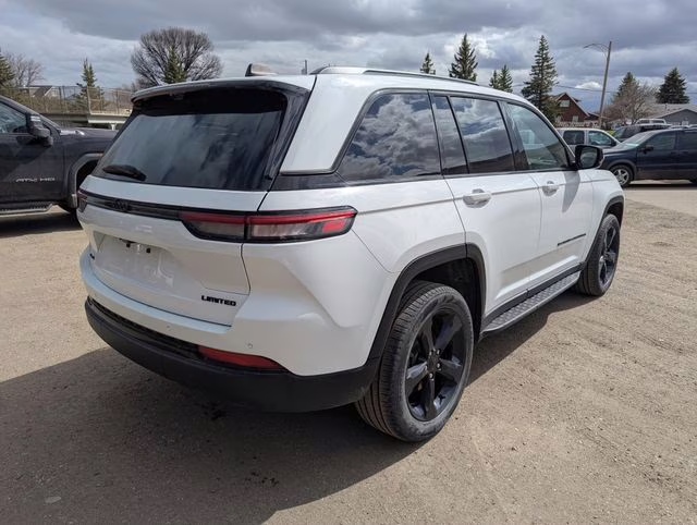 2024 Bright White Clearcoat Jeep Grand Cherokee Limited 4X4 SUV