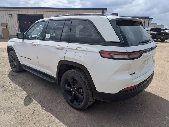 2024 Bright White Clearcoat Jeep Grand Cherokee Limited 4X4 SUV
