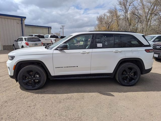 2024 Bright White Clearcoat Jeep Grand Cherokee Limited 4X4 SUV