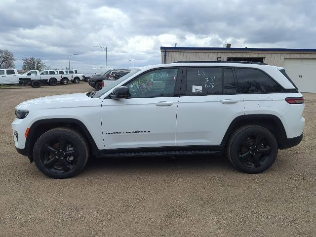 2024 Diamond Black Crystal Pearlcoat Jeep Grand Cherokee Limited 4X4 SUV