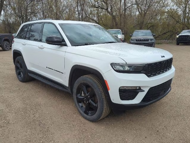 2024 Diamond Black Crystal Pearlcoat Jeep Grand Cherokee Limited 4X4 SUV