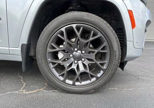 2025 Silver Zynith Jeep Grand Cherokee Summit Reserve 4X4 SUV