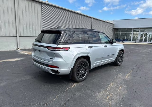 2025 Silver Zynith Jeep Grand Cherokee Summit Reserve 4X4 SUV