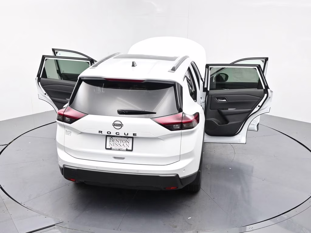 2026 Everest White Pearl Tricoat Nissan Rogue Dark Armor FWD SUV
