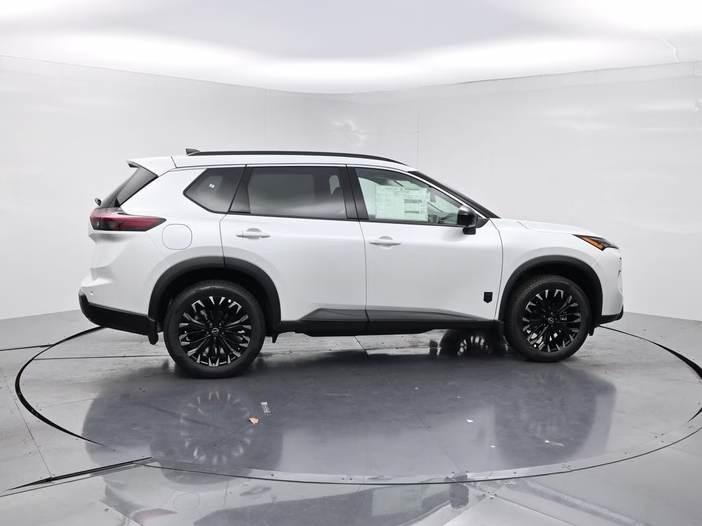 2026 Everest White Pearl Tricoat Nissan Rogue Dark Armor FWD SUV