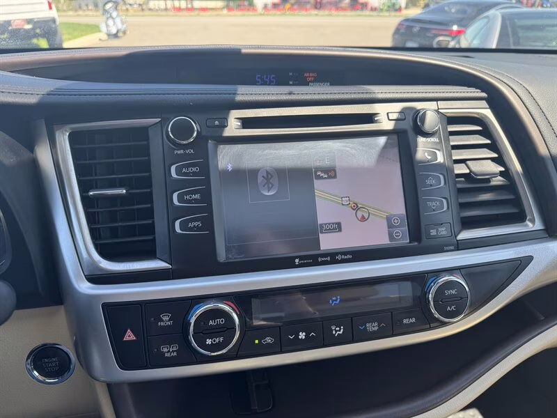 2019 Blizzard Pearl Toyota Highlander XLE AWD SUV