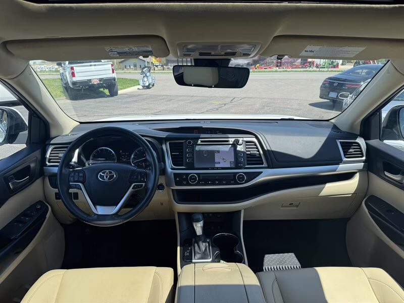 2019 Blizzard Pearl Toyota Highlander XLE AWD SUV