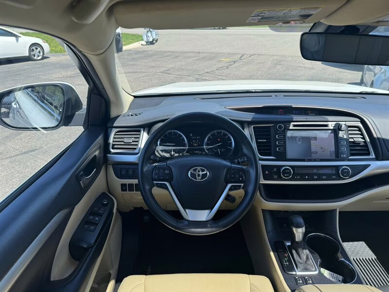 2019 Blizzard Pearl Toyota Highlander XLE AWD SUV
