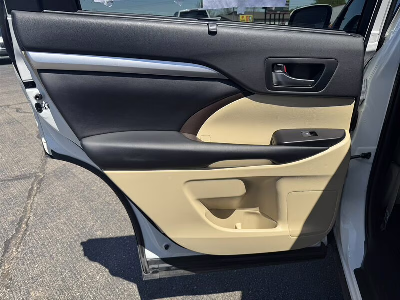 2019 Blizzard Pearl Toyota Highlander XLE AWD SUV