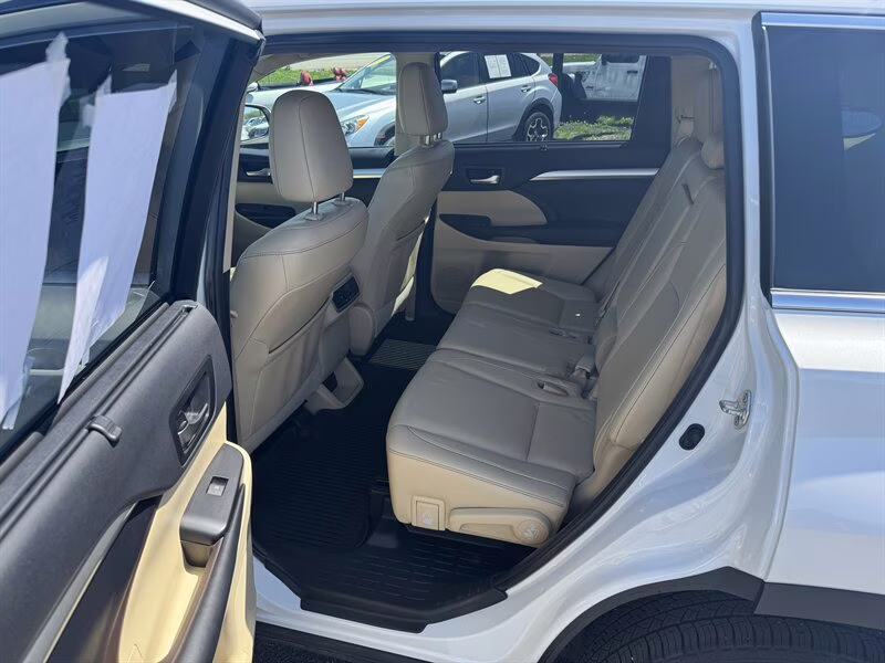 2019 Blizzard Pearl Toyota Highlander XLE AWD SUV