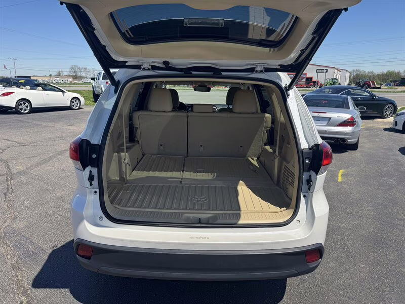 2019 Blizzard Pearl Toyota Highlander XLE AWD SUV