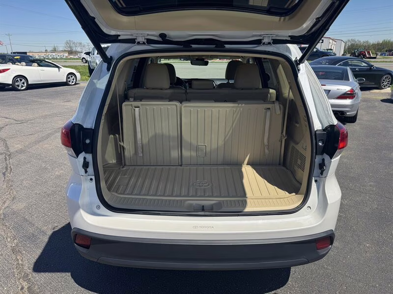 2019 Blizzard Pearl Toyota Highlander XLE AWD SUV