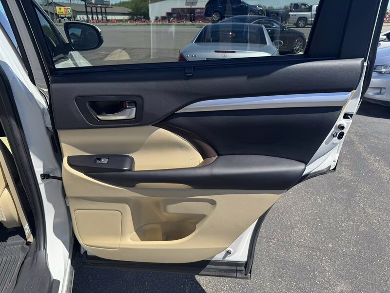 2019 Blizzard Pearl Toyota Highlander XLE AWD SUV