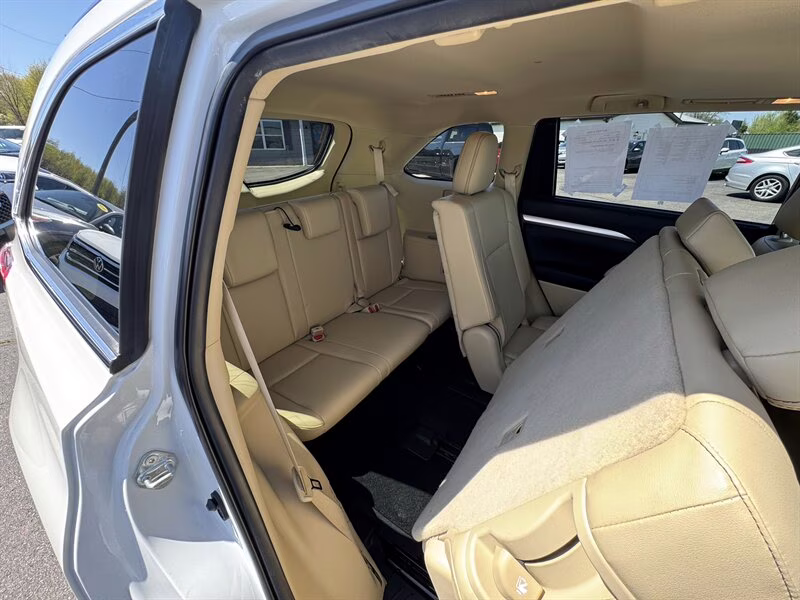 2019 Blizzard Pearl Toyota Highlander XLE AWD SUV