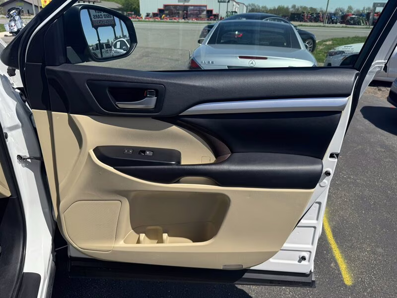2019 Blizzard Pearl Toyota Highlander XLE AWD SUV