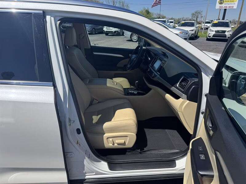 2019 Blizzard Pearl Toyota Highlander XLE AWD SUV