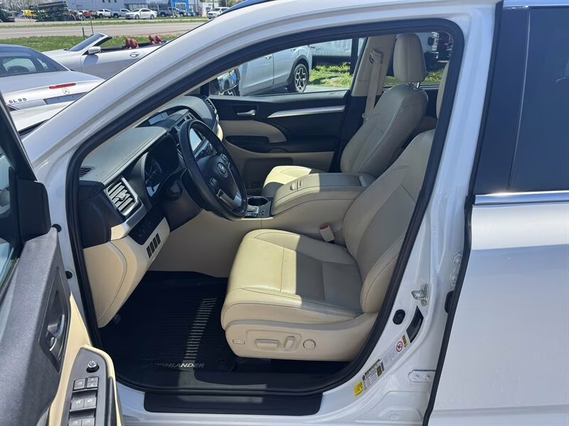 2019 Blizzard Pearl Toyota Highlander XLE AWD SUV