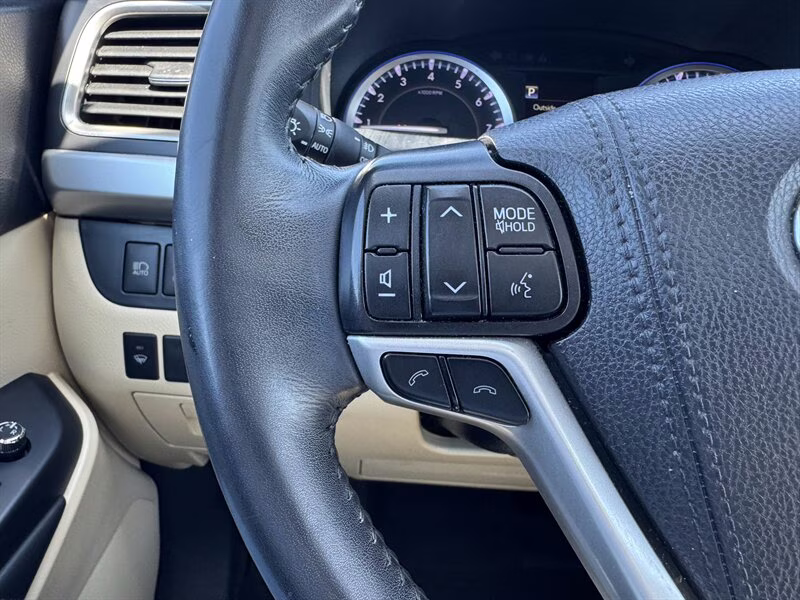 2019 Blizzard Pearl Toyota Highlander XLE AWD SUV