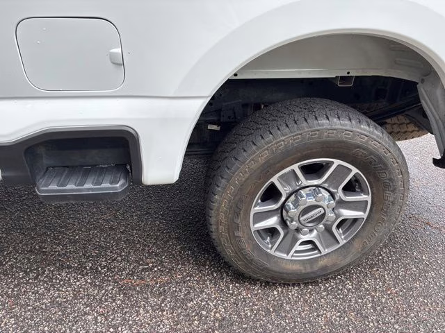 2024 Oxford White Ford Super Duty F-250 SRW Lariat 4X4 Truck