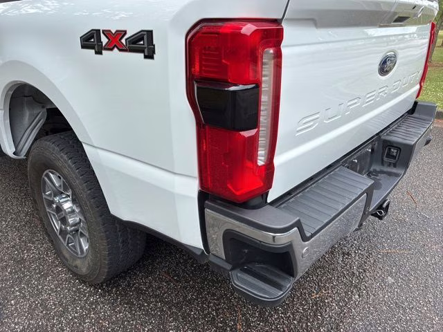 2024 Oxford White Ford Super Duty F-250 SRW Lariat 4X4 Truck