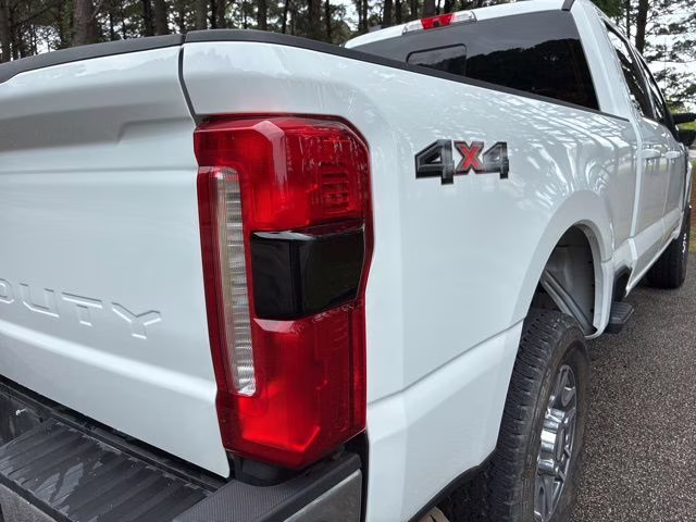 2024 Oxford White Ford Super Duty F-250 SRW Lariat 4X4 Truck