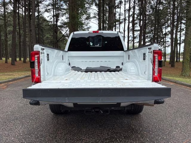 2024 Oxford White Ford Super Duty F-250 SRW Lariat 4X4 Truck