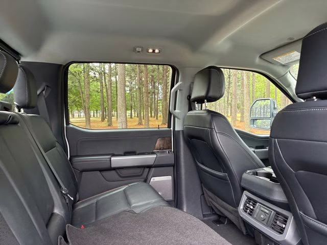 2024 Oxford White Ford Super Duty F-250 SRW Lariat 4X4 Truck