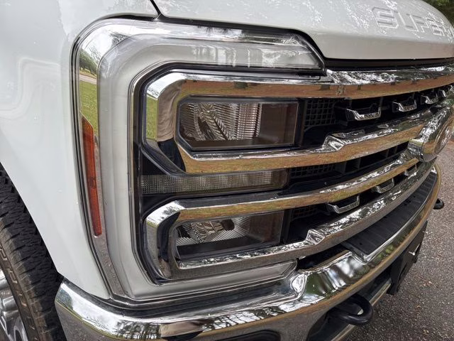 2024 Oxford White Ford Super Duty F-250 SRW Lariat 4X4 Truck