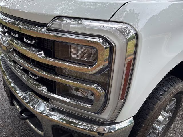 2024 Oxford White Ford Super Duty F-250 SRW Lariat 4X4 Truck