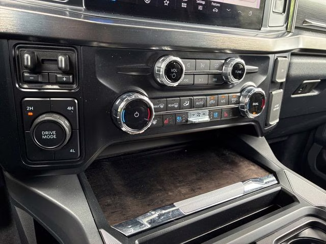 2024 Oxford White Ford Super Duty F-250 SRW Lariat 4X4 Truck