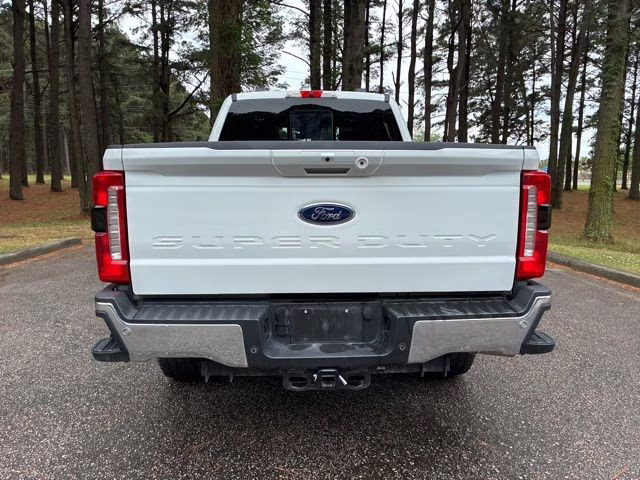 2024 Oxford White Ford Super Duty F-250 SRW Lariat 4X4 Truck