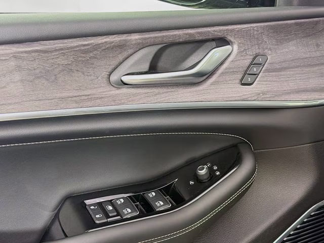 2022 Baltic Gray Metallic Clearcoat Jeep Grand Cherokee L Overland 4X4 SUV