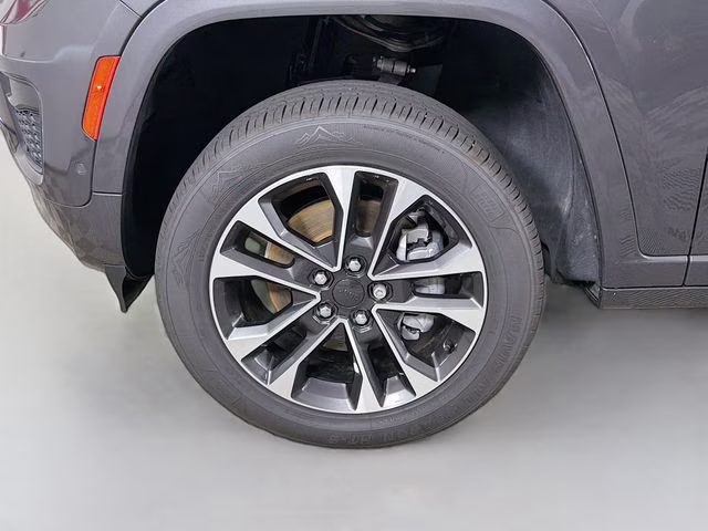 2022 Baltic Gray Metallic Clearcoat Jeep Grand Cherokee L Overland 4X4 SUV