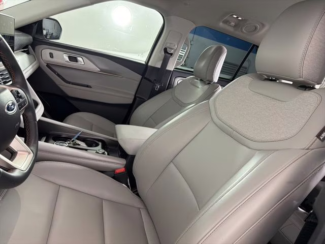 2025 White Metallic Ford Explorer Active RWD SUV
