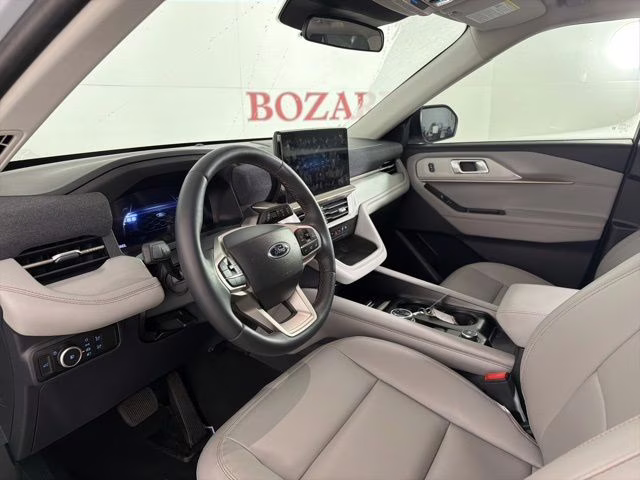 2025 White Metallic Ford Explorer Active RWD SUV