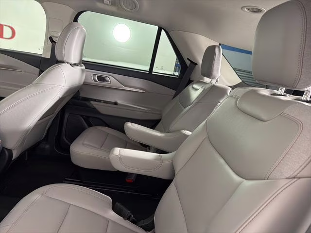 2025 White Metallic Ford Explorer Active RWD SUV
