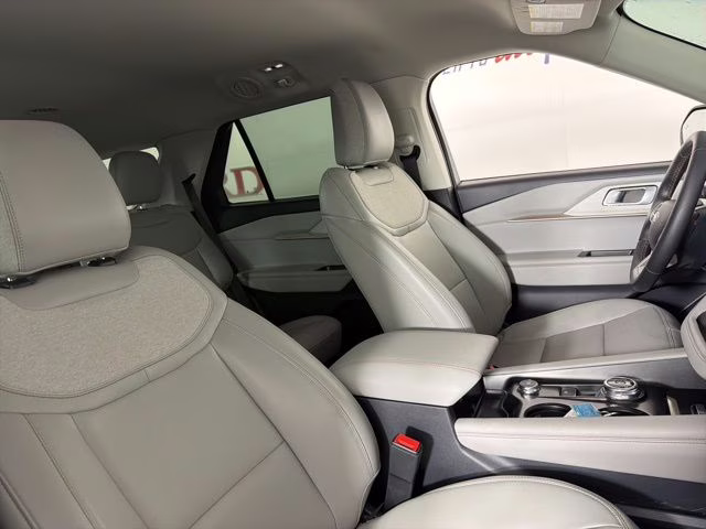 2025 White Metallic Ford Explorer Active RWD SUV