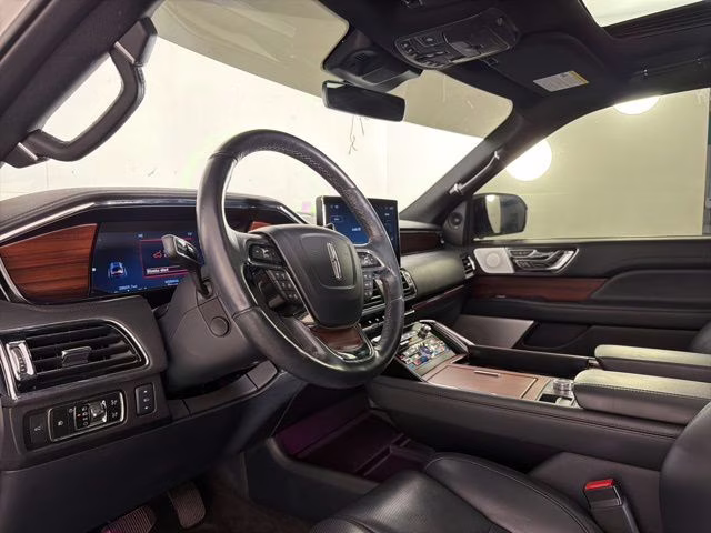 2023 White Metallic Lincoln Navigator Reserve 4X4 SUV