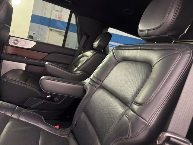 2023 White Metallic Lincoln Navigator Reserve 4X4 SUV