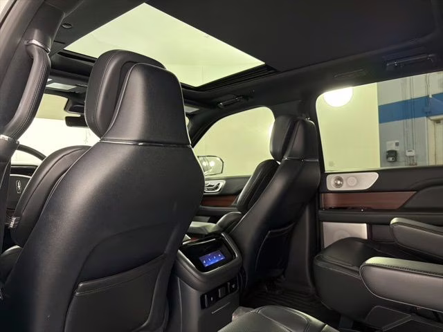 2023 White Metallic Lincoln Navigator Reserve 4X4 SUV