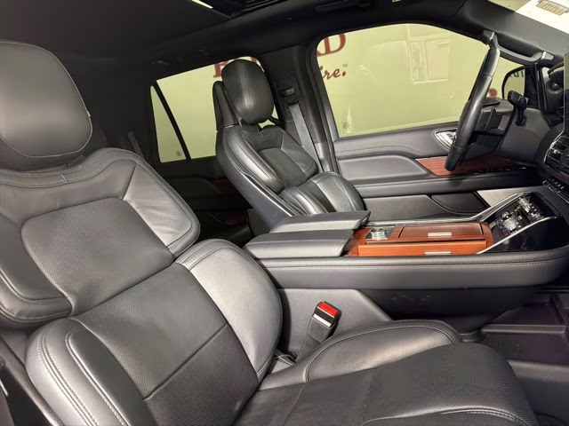 2023 White Metallic Lincoln Navigator Reserve 4X4 SUV