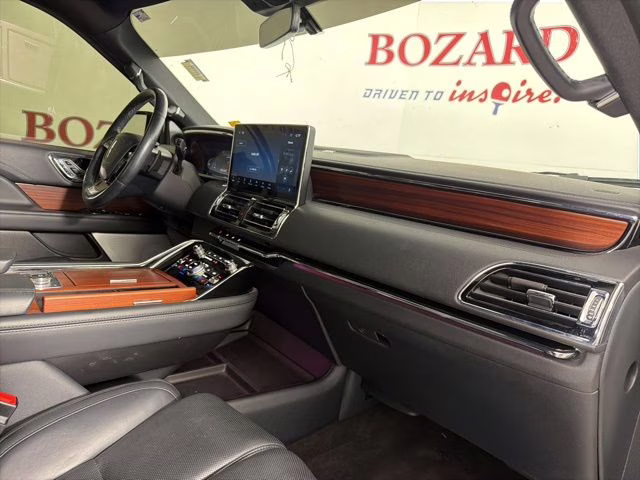 2023 White Metallic Lincoln Navigator Reserve 4X4 SUV