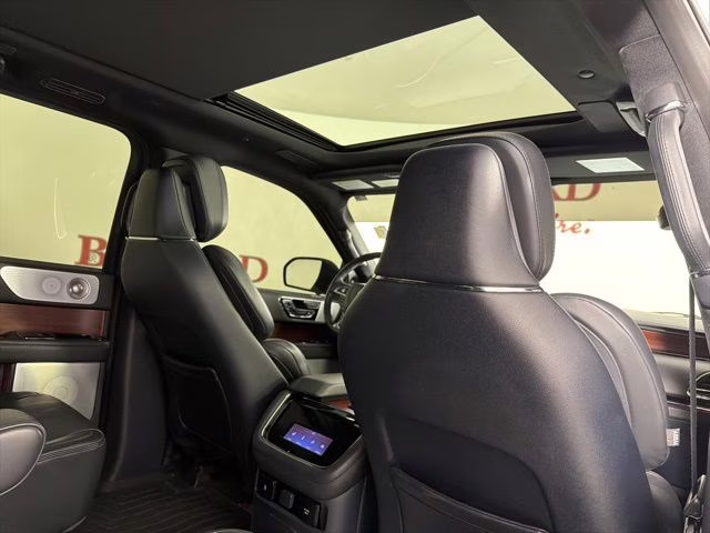 2023 White Metallic Lincoln Navigator Reserve 4X4 SUV