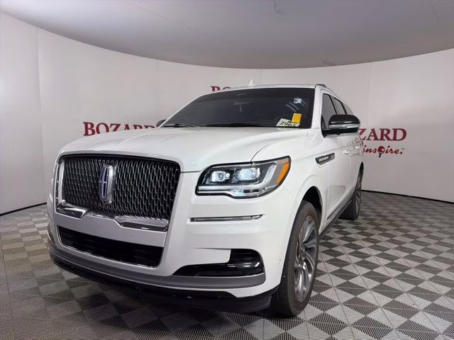 2023 White Metallic Lincoln Navigator Reserve 4X4 SUV