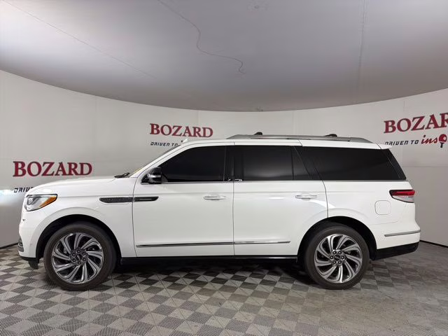 2023 White Metallic Lincoln Navigator Reserve 4X4 SUV