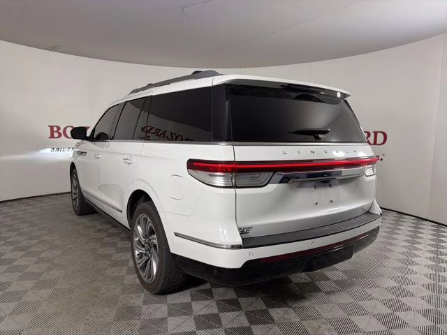 2023 White Metallic Lincoln Navigator Reserve 4X4 SUV