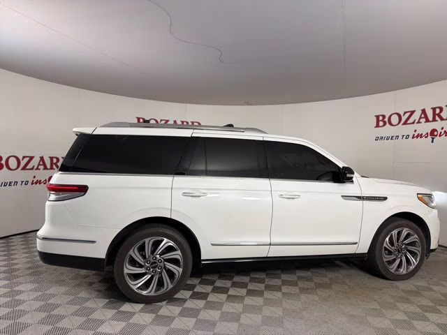 2023 White Metallic Lincoln Navigator Reserve 4X4 SUV