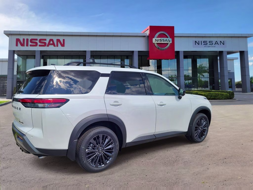 2026 Everest White Pearl Tricoat Nissan Pathfinder SL 4X4 SUV